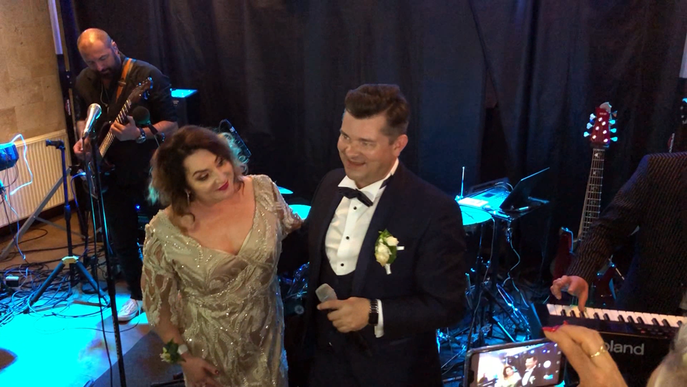 Oni się kochają! Danuta i Zenon Martyniuk (Akcent) zaśpiewali wspólnie na weselu syna - Mamy nagranie. Prawda, że wzruszają?! 