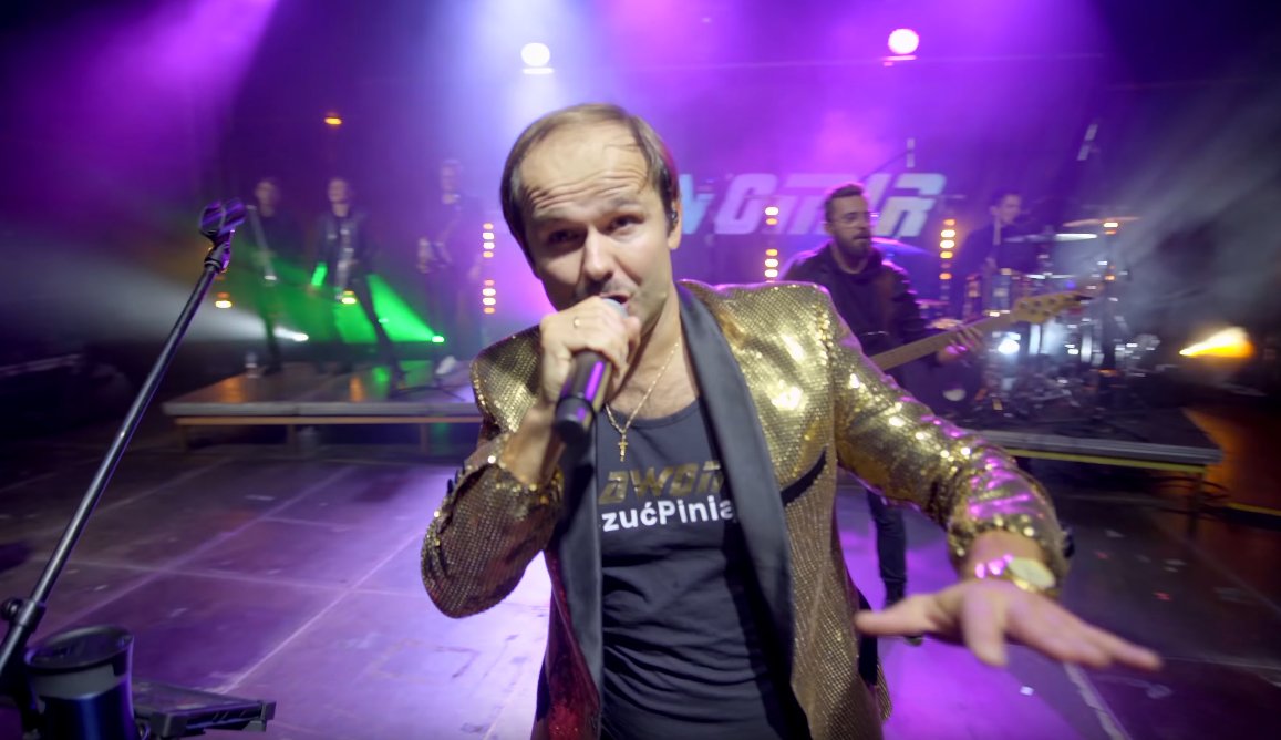 Sławomir w wielkim przeboju disco polo! Gwiazdor zaśpiewał hit "Mydełko Fa" - Internauci komentują