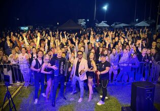 Andre rozgrzewa fanów w Błotnikach: tłumy śpiewają razem z gwiazdą disco polo
