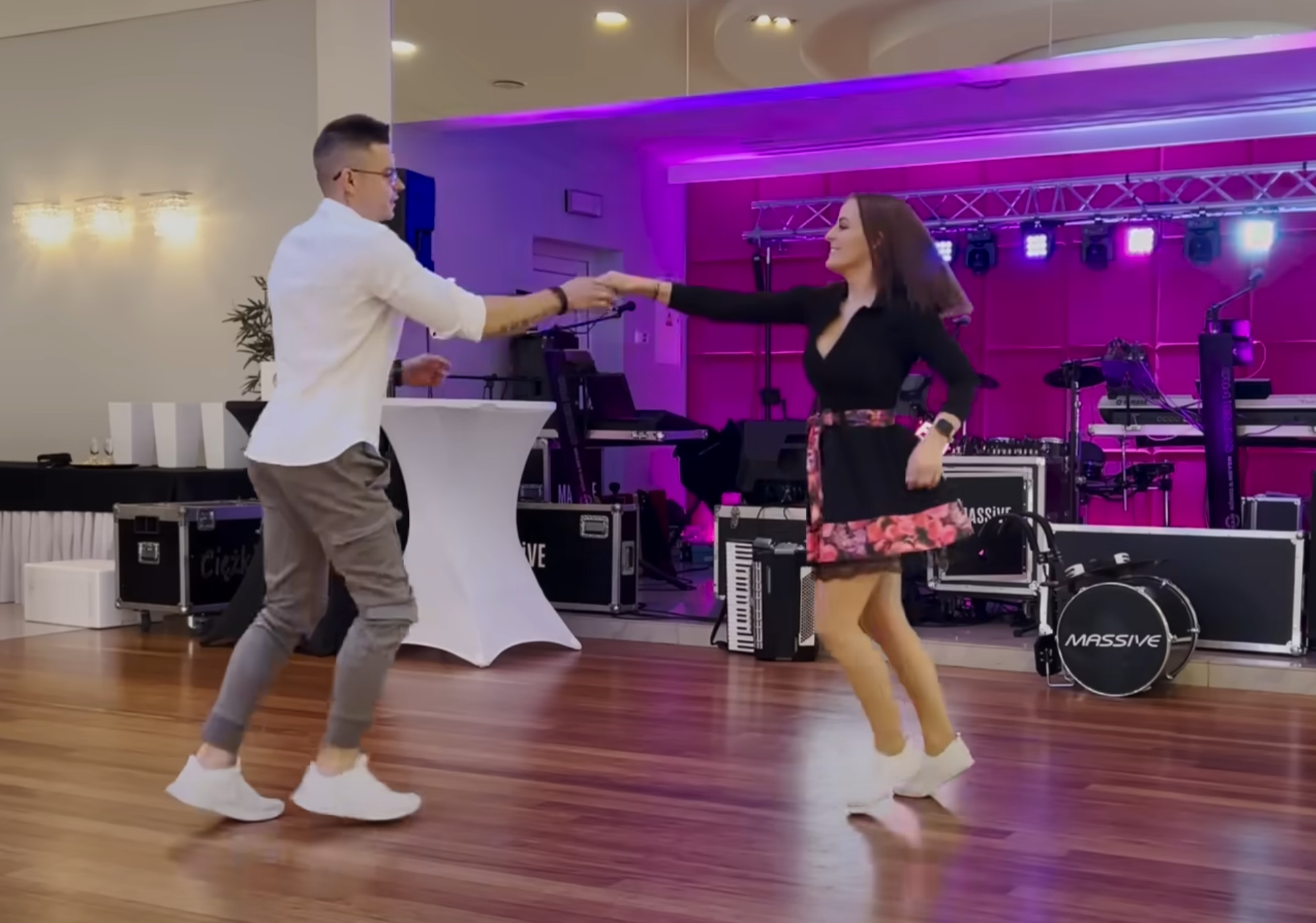 Mega premiera Massive podbija parkiety weselne! „O miła moja” w nowej odsłonie i ten taniec | VIDEO