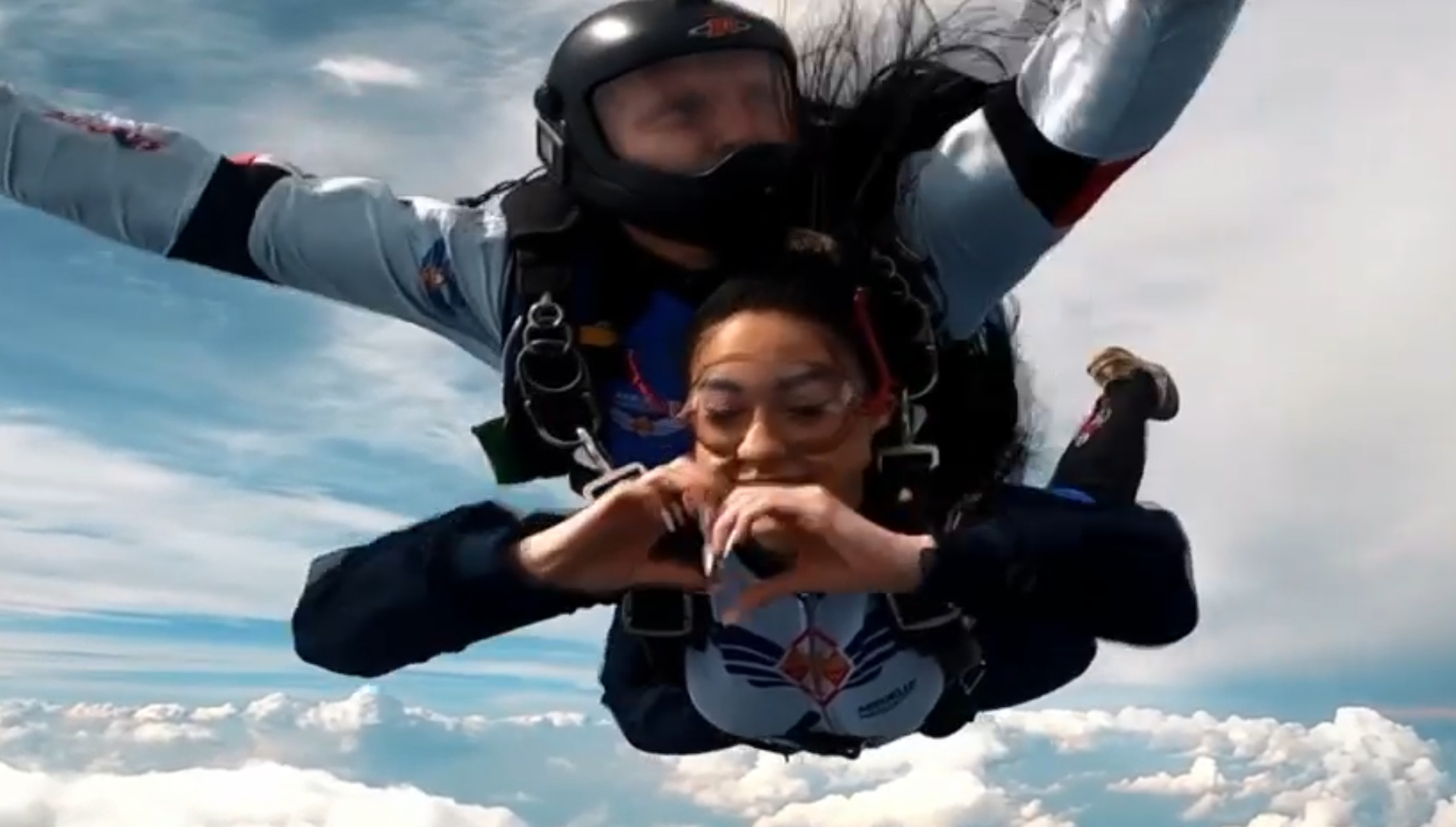 Roxana Orłowska - Roxaok skoczyła ze spadochronem. Zobaczcie nagranie. Spadała z prędkością 235 km/h