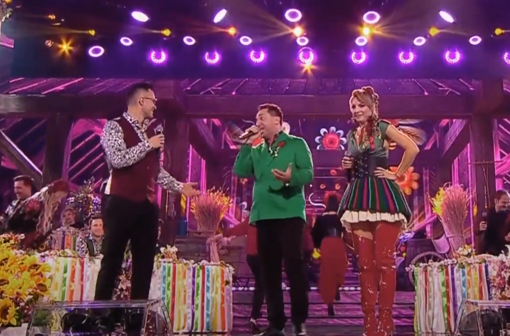 Wielkie Gwiazdy Disco Polo razem na scenie: Marcin Miller, Magda Narożna i Kuba Urbański w utworze 