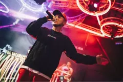 Fan przebrał się za uwielbianego wokalistę disco polo. Tym co zrobił potem, strącił czapki z głów oglądającym.