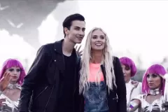 „Ta malutka blondynka" z milionem