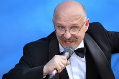Stan Tutaj apeluje: „Śmiej się"