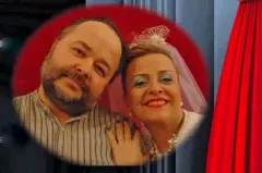 „Mąż zmarł, ale już mu lepiej" - piosenkarka w sztuce teatralnej
