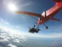Spadał z prędkością 220 km/h! Artysta disco polo zaliczył swój pierwszy skok! 