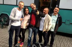 Pertti z zespołem Rytm Garwolin na planie serialu "Blondynka"