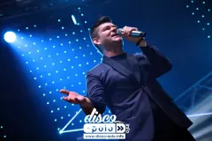 Król disco polo w formie! „Przez Twe oczy zielone” w wersji koncertowej!
