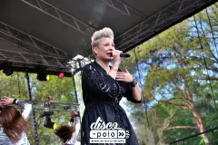 "Jedno słowo 2018" w wersji koncertowej! Posłuchajcie przeboju Pięknych i Młodych na żywo!