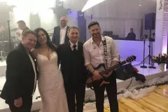 Ogromna niespodzianka dla Nowożeńców! Odwiedził ich znany zespół!