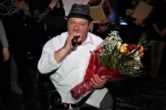 Wokalista, który stracił nogi wróci do śpiewania?