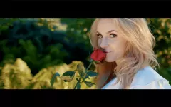 Grupa Defis z niezwykłą nowością pt. "Róże".