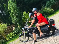Na koniec zawitali pod Moulin Rouge! Gwiazda disco polo kupiła pamiątkę z myślą o mężu!