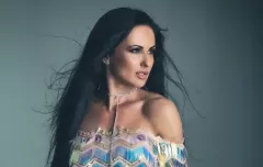 Przepiękna wokalistka disco polo w czarnych długich kozakach! Fani zachwyceni