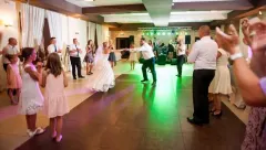 Ksiądz śpiewając disco polo wtargnął na wesele! Państwo Młodzi w szoku, nikt nie interweniował! 