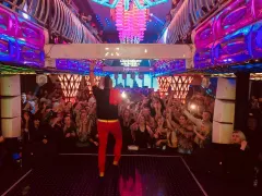 Wokalista disco polo rozwalił "budę"! Gorący materiał wideo z klubu disco polo! | VIDEO