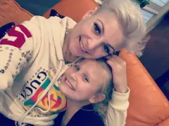 Magda Narożna (Piękni i Młodzi) z córką Gabrysią razem śpiewają wielki hit zmarłej artystki | VIDEO