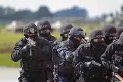 Broń i antyterroryści! Wokaliści disco polo w śmiertelnej pułapce?!