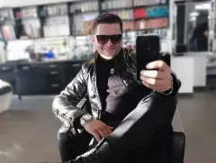 Ta kreacja mówi wszystko! Wokalista disco polo sam zaprojektował tą stylizację! 