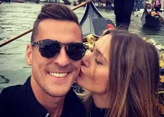 Arkadiusz Milik w gorącym pocałunku przypomina wielki hit disco polo!