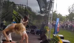 Dramatyczne sceny podczas koncertu disco polo! Wiatr zerwał element sceny podczas występu Top Girls! Zobaczcie film