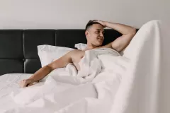 Gorąca sesja w łóżku!  Przystojny wokalista disco polo odsłonił za dużo?