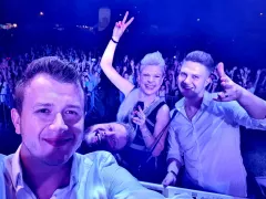 Nowy członek zespołu Piękni i Młodzi?! Fani disco polo w szoku kto pojawił się na scenie!