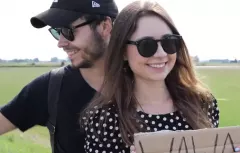 To będzie nowy hit disco polo?! Koguty w premierowej produkcji "Ona jest Zakochana"