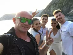 Upały mu nie straszne! Wiemy, gdzie wokalista disco polo mógłby spędzić emeryturę! 
