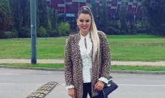 Przepiękna wokalistka disco polo wygląda obłędnie! Krótka czerwona sukienka i długie kozaki!