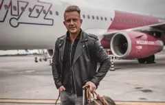 Znany muzyk disco polo zdradził swój sposób na strach przed lataniem i turbulencjami! Co za wyznanie! 