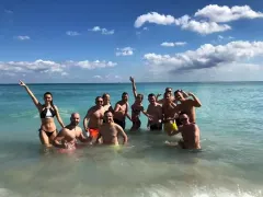 Gwiazdy disco polo zaskakują. Między koncertami poszli się kąpać w Oceanie! Ten FILM zyskuje popularność!