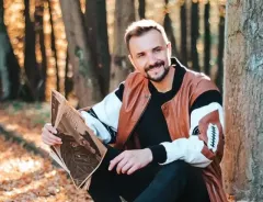 Popularny gwiazdor disco polo mimo licznych sukcesów nie zatracił swojej osobowości.