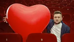 Dobra passa wokalisty disco polo wciąż trwa! Interesują się już nim nie tylko fani! 