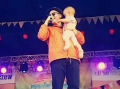 Internauci w szoki! Podczas koncertu uwielbiany wokalista disco polo zaśpiewał piosenkę dla dzieci!  