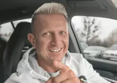 Wokalista disco polo udostępnił zdjęcie spod prysznica! Uwagę przykuwa to co ma w ręku! 