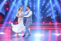 Gwiazda Tańca z Gwiazdami śpiewa wielki przebój disco polo! To nagranie podbija internet!
