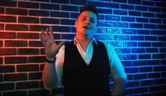Wzruszenie w disco polo?! Przepiękna nowość od Arka Kopaczewskiego - Wyjątkowe oczy trafiła do sieci!