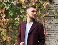 Wiemy z kim domową kwarantannę spędza uwielbiany gwiazdor disco polo - Karol z zespołu Defis!