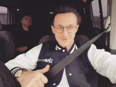 Gwiazdor disco polo domowym fryzjerem! Efekt jest piorunujący! 