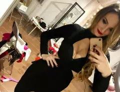 Popularna wokalistka disco polo odważnie odsłoniła biust! Ta różowa koszula to hit?!