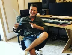 Wokalista disco polo przefarbował się na fioletowo?! Zobaczcie zdjęcie z synem!