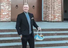 Gwiazdor disco polo wybrał się ze święconką do kościoła podczas pandemii. Zobaczcie jak to się skończyło. 