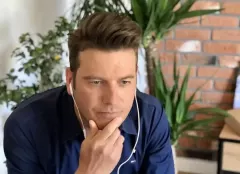 Gwiazdor disco polo nagrywa filmy dla fanów z dzieckiem na ramieniu! Maluch jest przesłodki!