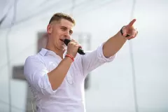 Gwiazdor disco polo w towarzystwie ślimaka! To prawda, że otwiera hodowle?!