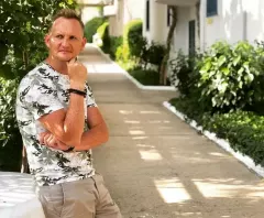 Wokalista disco polo udostępnił materiał - pies dzielnie pilnuje jego córeczkę!
