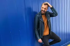 Wokalista disco polo pokazał tajemniczy tatuaż! Wiemy, kto na nim jest! 