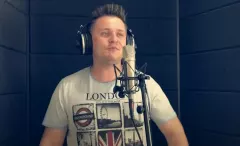 Popularny wokalista disco polo „odkurza” stare, polskie przeboje! 