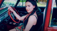 Dziewczyna ze wsi podbije rynek disco polo? Zobaczcie video, które jest już dostępne w sieci!
